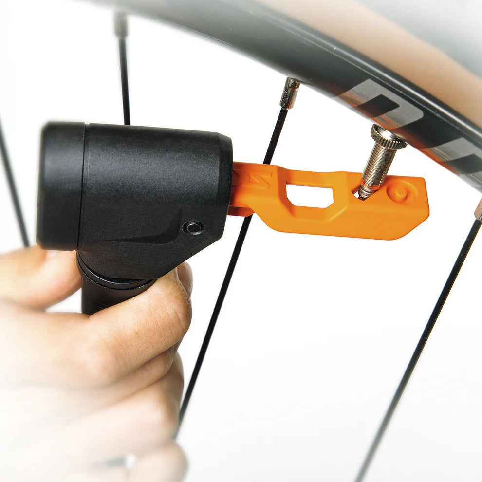 POMPE À PIED SKS AIR-X-PLORER DIGI 10.0 AVEC MANOMÈTRE ORANGE/NOIRE