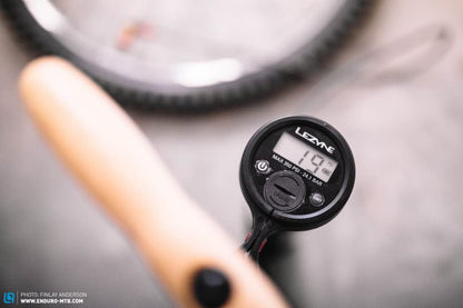 POMPE À PIED LEZYNE DIGITAL PRESSURE OVER DRIVE (MAX 220 PSI / 15 BAR) NOIR